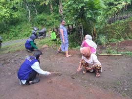 KEGIATAN JUMAT BERSIH WARGA PADUKUHAN BATUR